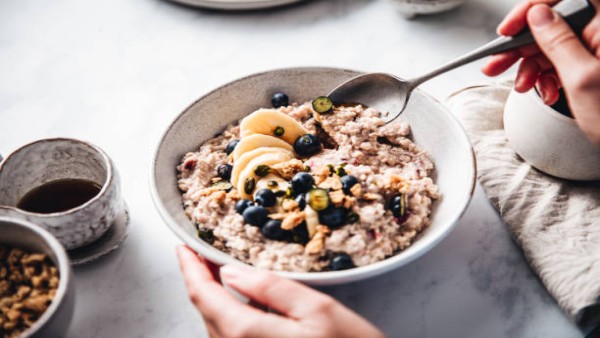 Ilustrasi semangkuk oatmeal yang menjadi salah satu sumber energi sehat untuk menjaga stamina sepanjang hari.