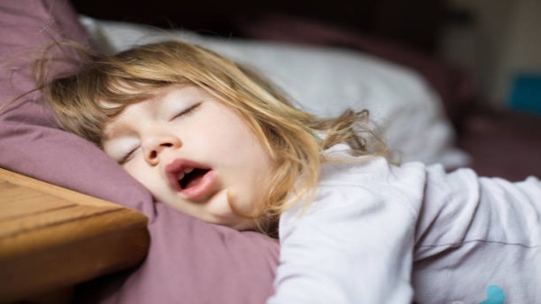 Ilustrasi seorang anak sedang tidur yang menggambarkan pentingnya kualitas tidur bagi pertumbuhan dan kesehatan mental.