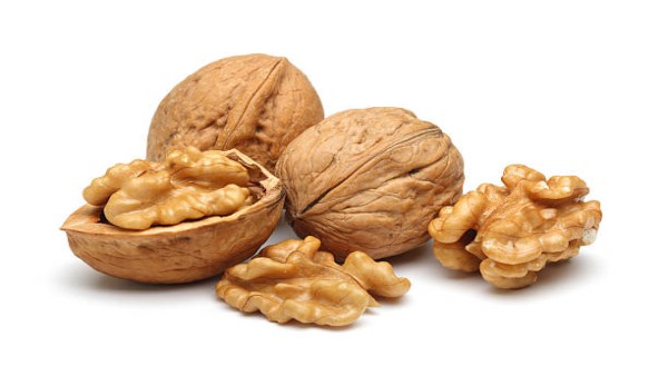 Ilustrasi kacang kenari yang kaya melatonin dan nutrisi alami, dipercaya dapat membantu tubuh lebih rileks serta meningkatkan kualitas tidur.