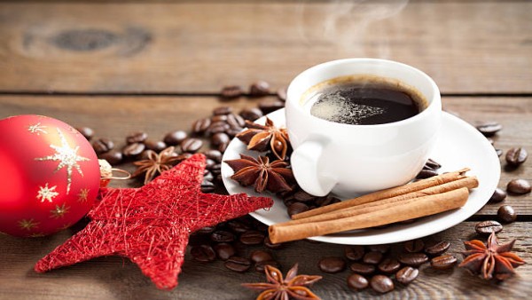 Secangkir kopi decaf di atas meja kayu dengan suasana hangat dan alami, menggambarkan pilihan minuman sehat yang tetap memberikan kenyamanan tanpa efek kafein berlebih.