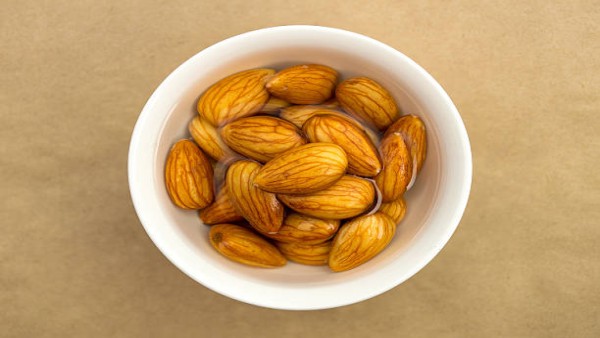 Almond yang direndam dalam air semalaman dipercaya lebih mudah dicerna dan memiliki tekstur lebih lembut, meski kandungan nutrisinya tidak jauh berbeda dengan almond biasa.