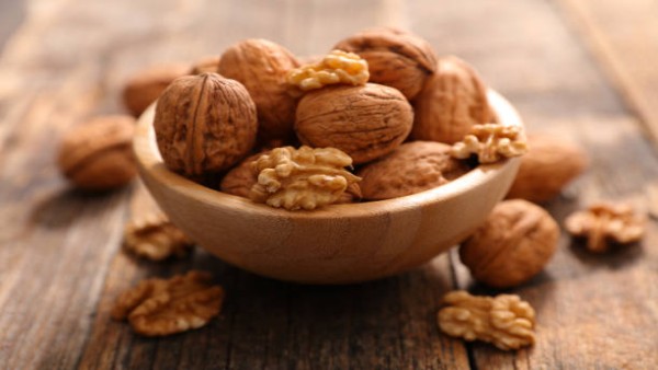 Kacang walnut tanpa garam menjadi pilihan camilan sehat di pesawat karena kaya protein, serat, dan lemak baik yang membantu menjaga energi selama perjalanan.