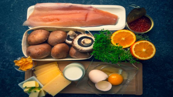 Ilustrasi berbagai makanan kaya vitamin D seperti salmon, jamur, sarden, dan jus jeruk fortifikasi yang baik untuk kesehatan tubuh.