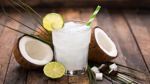 Air kelapa dan santan menawarkan manfaat kesehatan yang berbeda. Air kelapa unggul untuk hidrasi, sementara santan kaya nutrisi pendukung kesehatan tulang.