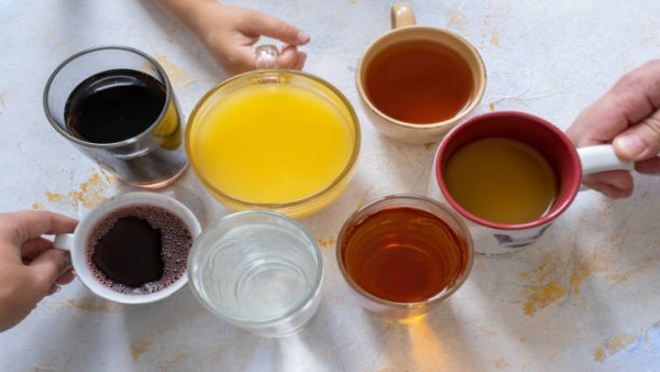 Ilustrasi berbagai minuman sehat seperti teh hijau, kopi, air putih, teh hitam, dan kefir yang dikaitkan dengan umur panjang serta penuaan sehat.