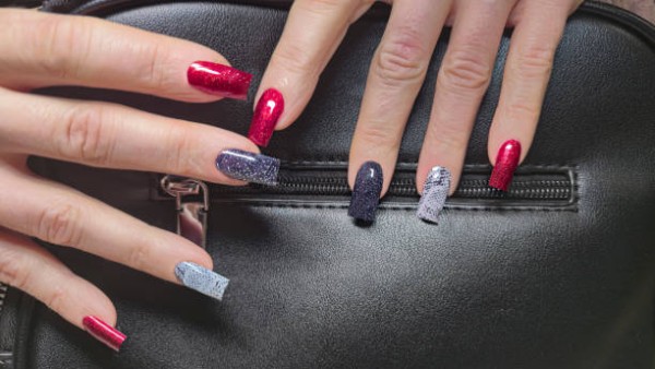 Ilustrasi berbagai tren warna cat kuku unik 2026 yang tampil berani, modern, dan menjadi favorit di kalangan pecinta nail art.