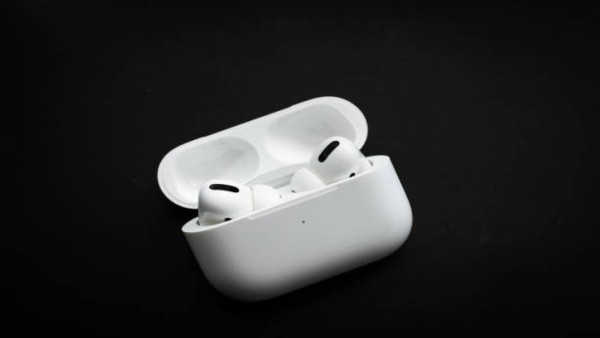 AirPods Pro kini dilengkapi fitur Hearing Aid yang telah memperoleh persetujuan FDA untuk membantu mendeteksi dan menangani gangguan pendengaran ringan hingga sedang.