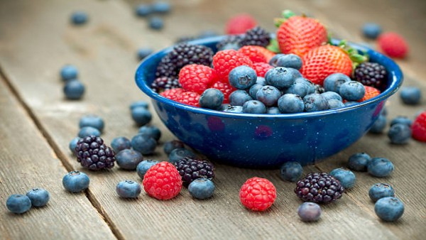 Ilustrasi stroberi dan blueberry segar yang dikenal kaya antioksidan, vitamin, serta baik untuk menjaga kesehatan jantung, otak, dan daya tahan tubuh.