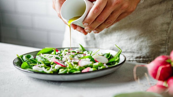 Ilustrasi salad sayuran segar dengan minyak zaitun sebagai bagian dari pola makan sehat yang dipercaya membantu menjaga kesehatan otak dan menurunkan risiko demensia.