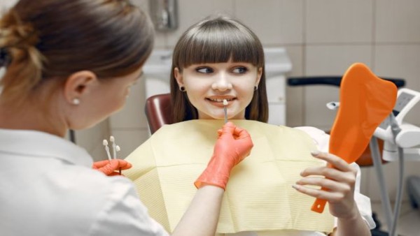 Pemeriksaan gigi dan gusi secara rutin penting untuk mendeteksi penyakit periodontal sejak dini.