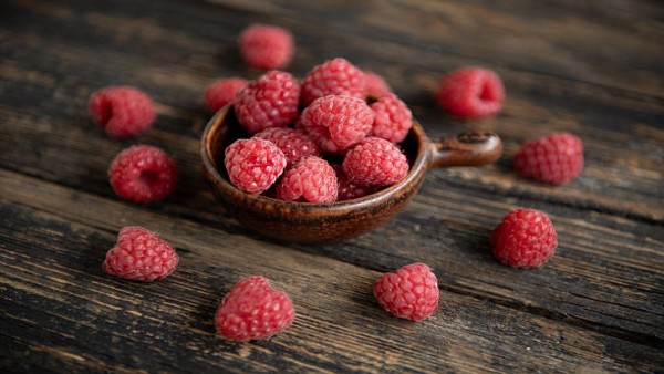 Buah raspberry segar yang kaya serat, rendah kalori, dan direkomendasikan ahli gizi sebagai camilan sehat untuk membantu menurunkan berat badan.