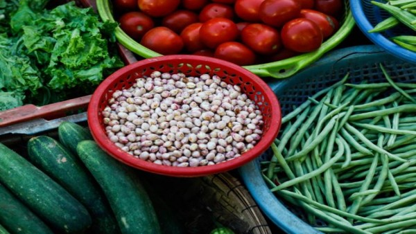 Ilustrasi aneka makanan sehat seperti sayuran, biji-bijian utuh, dan buah yang menjadi sumber karbohidrat berkualitas untuk membantu menjaga berat badan ideal.