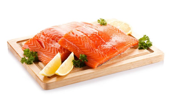 Ikan berlemak seperti salmon merupakan sumber omega-3 yang baik dan dapat menjadi bagian dari pola makan untuk menjaga kesehatan jantung.