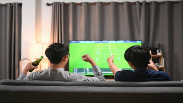 Menonton pertandingan olahraga bersama dapat meningkatkan rasa kebersamaan dan memberikan manfaat positif bagi kesehatan mental.