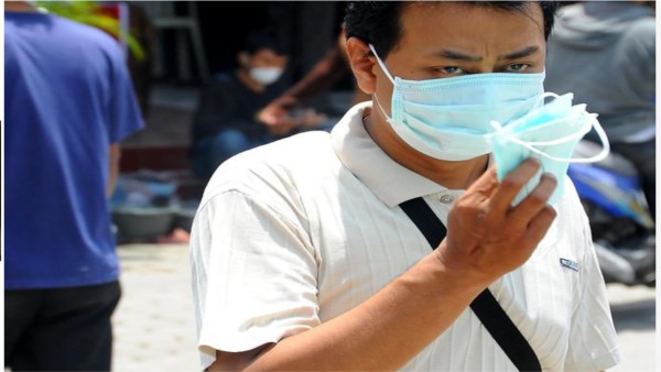 Orang memakai Masker
